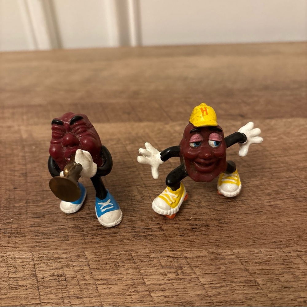 Vintage 1988 California Raisin Christmas PVC Figure With Trumpet & Roller Skates
